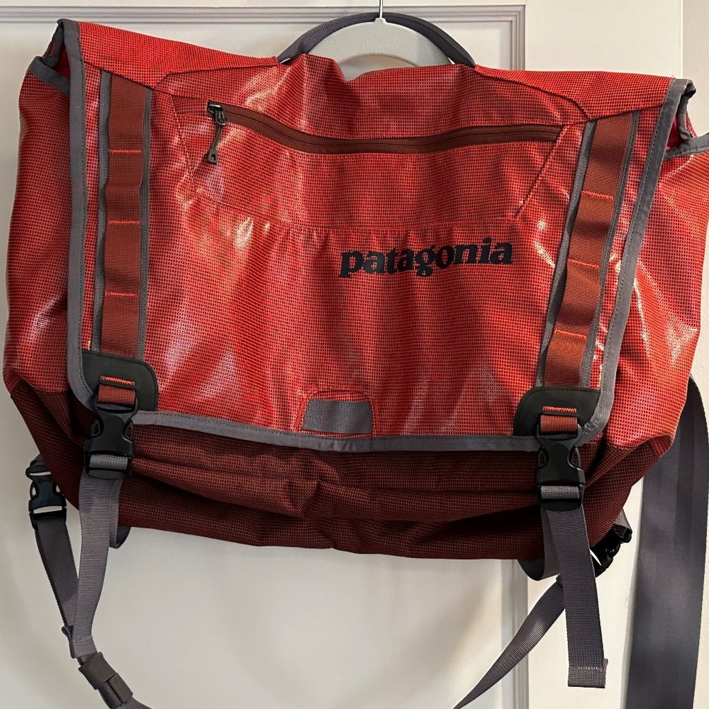 RARE!! Gorgeous Patagonia Black Hole Messenger Bag 22L EUC